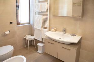 波里奥特米米兰酒店的浴室配有白色水槽和卫生间。