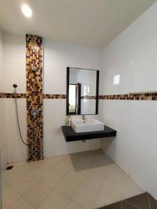 甲米镇KM楼酒店的一间带水槽和镜子的浴室