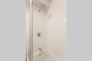 蒙特利尔Live Like a Local in this Superb Loft by Den Stays的白色的浴室设有淋浴和浴缸。
