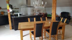 Skänninge斯卡宁住宿加早餐旅馆的客厅配有一张木桌和椅子
