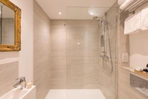 沃克沃斯Warkworth House Hotel的带淋浴的浴室和玻璃门