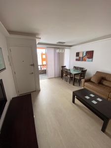 拉加里塔Golden Apartment的客厅配有沙发和桌子