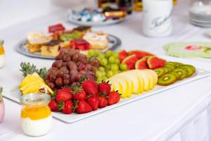 莱尔特Landhotel Behre的桌上的水果和蔬菜盘