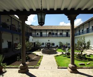 库斯科Palacio Nazarenas, A Belmond Hotel, Cusco的享有大楼庭院的景色