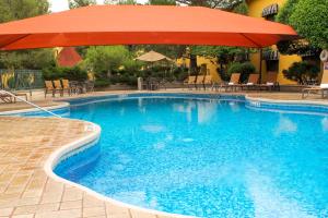 奇瓦瓦奇瓦瓦智选假日酒店的一个带遮阳伞和桌椅的游泳池