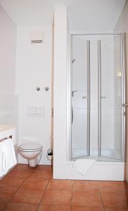 沃尔夫拉茨豪森伊萨尔塔勒霍夫酒店的带淋浴和卫生间的白色浴室