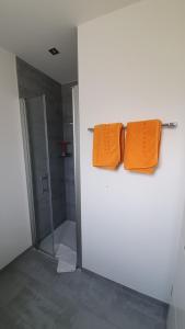 DonatyreChambre d'hôte "Minergy"的浴室墙上挂着两条橙色毛巾