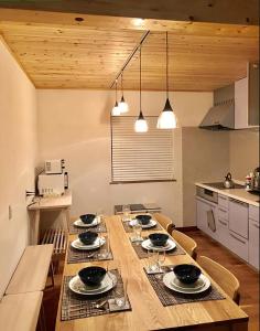 白马村Hakuba Shiro Usagi - Vacation STAY 87281的一间厨房,内设一张长木桌