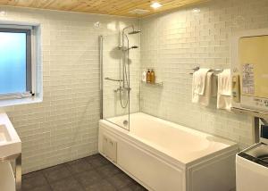白马村Hakuba Shiro Usagi - Vacation STAY 87281的带淋浴和浴缸的浴室