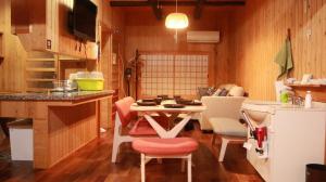 名古屋Nagoya - House - Vacation STAY 7563的一间厨房,里面配有桌椅