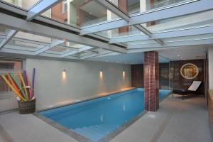 迈济耶尔莱梅斯多米提斯拉洛斯杜贝弗罗伊酒店的一座带天花板的建筑中的游泳池
