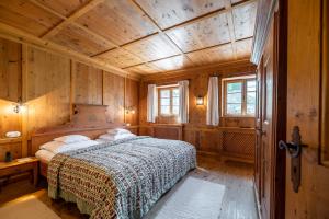 若特阿赫-埃根Parkhotel Egerner Höfe的木制客房内的一间卧室,配有一张床