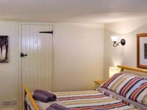 阿伯加文尼Ty-Gwyn的卧室配有床和白色门