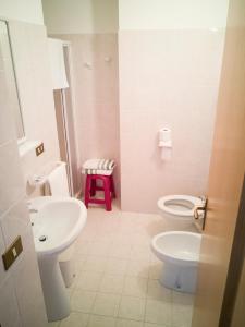 SerleAgriturismo dell'Altopiano的一间带水槽、卫生间和凳子的浴室