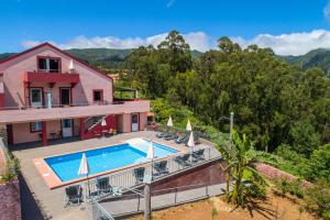 普拉泽里什Quinta Frizado的享有带游泳池的房屋的空中景致