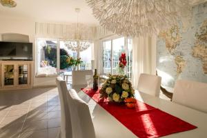圣乌尔苏拉Relaxing villa with heated pool and luxurious views的一间用餐室,配有一张带红色桌布的白色桌子