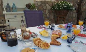 斯塔里格勒Anchor Apartments的一张桌子,上面有早餐食品和饮料