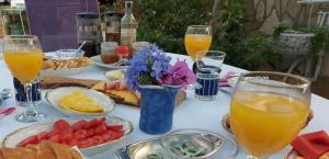 斯塔里格勒Anchor Apartments的餐桌,带食物盘和橙汁杯