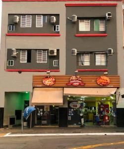 圣保罗Hotel sany - Localizado à 5 minutos do Metrô Paulista的前面有比萨饼的建筑