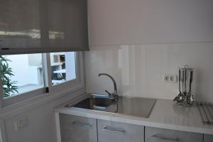 GuineaCasa Sabare的厨房设有水槽和窗户。