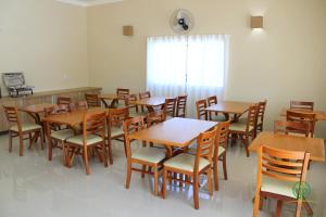 马里利亚PISSIN POUSADA E HOTEL的用餐室配有木桌和椅子