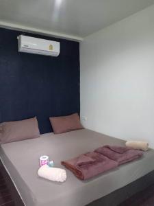 象岛Patoo的一间卧室配有带毛巾和加热器的床