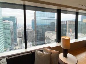 东京东京丸之内雅诗阁服务公寓酒店的客厅设有大窗户,享有城市美景。