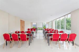 三宝垄Ibis Budget Semarang Tendean - CHSE Certified的一间会议室,配有红色的椅子和桌子