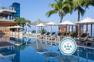 卡马拉海滩Cape Sienna Phuket Gourmet Hotel & Villas - SHA Extra Plus的shka度假村的游泳池和spa