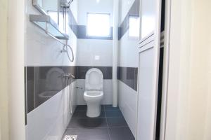 巴力拉惹Homestay Hj Esmon 3 UTHM Parit Raja的一间带卫生间、水槽和窗户的浴室
