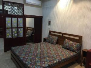 拉合尔One Bed Studio Apartment near Shaukat Khanum的卧室配有一张床