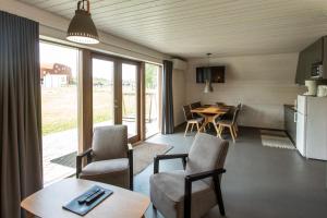 基维厄利Tuhamäe hosteli puhkemaja的厨房以及带桌椅的起居室。