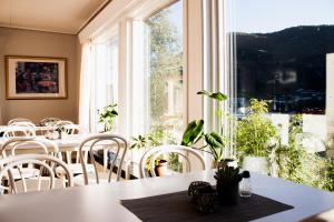 弗勒福德住宿加早餐旅馆的一间带桌椅的用餐室和窗户。