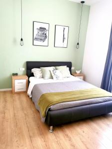 普拉City park Apartments的一间卧室设有一张大床,铺有木地板