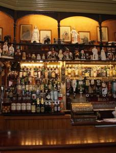 杜伦Victoria inn的架子上装满瓶子的酒吧