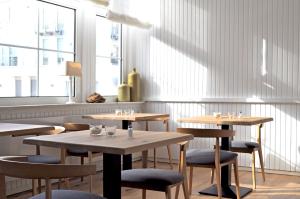 诺德奈海蓝玉酒店的餐厅设有桌椅和窗户。