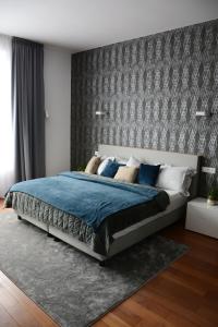 班斯卡-比斯特里察Premium apartment near Banská Bystrica square with two big bedrooms的一间卧室配有一张带蓝色棉被的大床