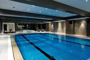 耶卢高地旅馆的在酒店房间的一个大型游泳池
