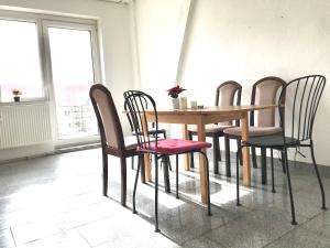 施科伊迪茨#WORLD Monteurzimmer的餐桌、桌椅和桌椅