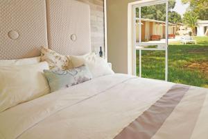 ẔeʼelimEretz Zeelim的卧室配有白色的床和窗户。