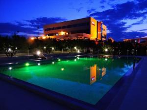 希贝尼克全景酒店的一座大楼前的大型游泳池