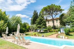 因奇萨伊恩瓦尔达尔诺黎莱斯阿尔文托别墅酒店的一座带游泳池和房子的别墅