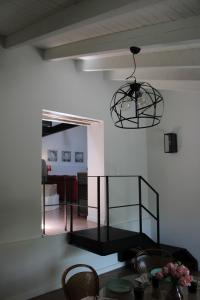卡托克拉克阿纳Apothiki House的一间带桌子和吊灯的用餐室