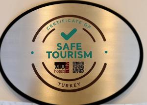 伊兹密尔米亚城市酒店的挂起带有通风旅游标志的金属圆盘