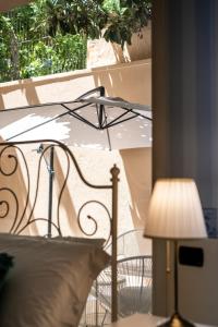 卡利亚里Palazzo Chiara的一间卧室配有一张带灯和窗户的床