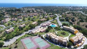卡武埃鲁Colina da Lapa & Villas的享有别墅空中景致,设有网球场
