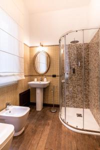 卡利亚里Palazzo Chiara的带淋浴和盥洗盆的浴室