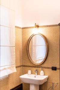 卡利亚里Palazzo Chiara的一间带水槽和镜子的浴室