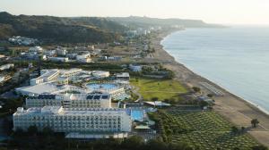 法里拉基阿波罗海滩酒店的海洋旁度假胜地的空中景致