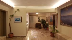 马斯蒂查里Luis Apartments的楼内带有盆栽的走廊
